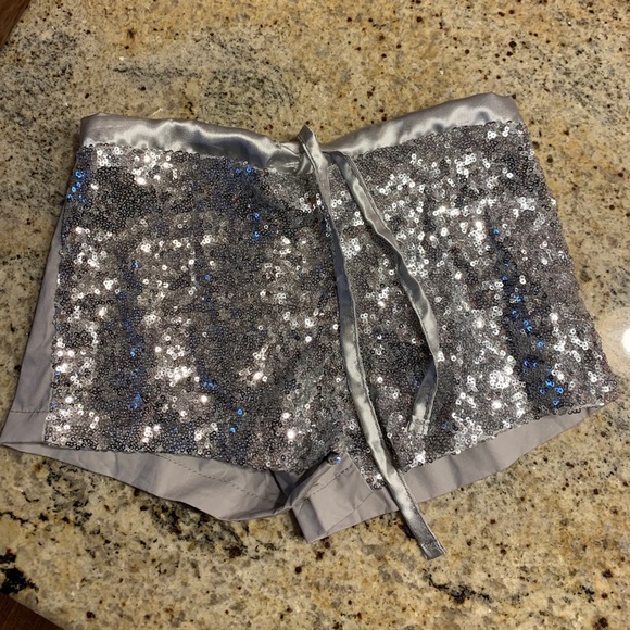 Cute tank and shorts outfit. Size 3t - Picture 2 of 4